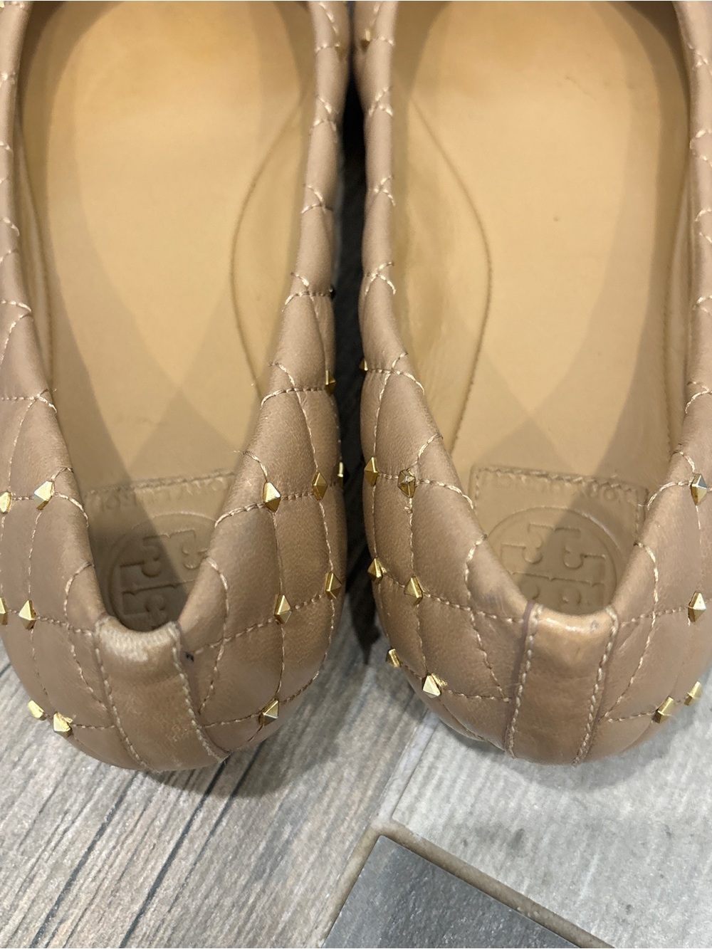 Tory Burch Kaitlin Taupe Gold Cap Toe Studded Medallion Slip On Ballet Flats 9 - Picture 9 of 12